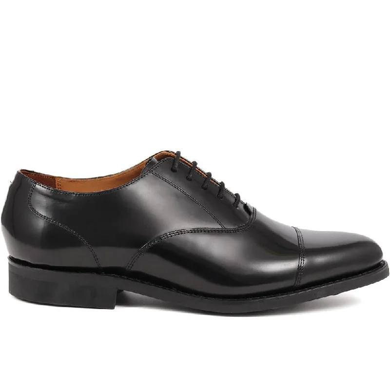 Men's casual shoes with a logo patch on the tongue Minty Goodyear Welted Polished Leather Oxford Shoe - MINTY3 / 318 987 Men's casual shoes with a logo patch on the tongue Minty Goodyear Welted Polished Leather Oxford Shoe - MINTY3 / 318 987